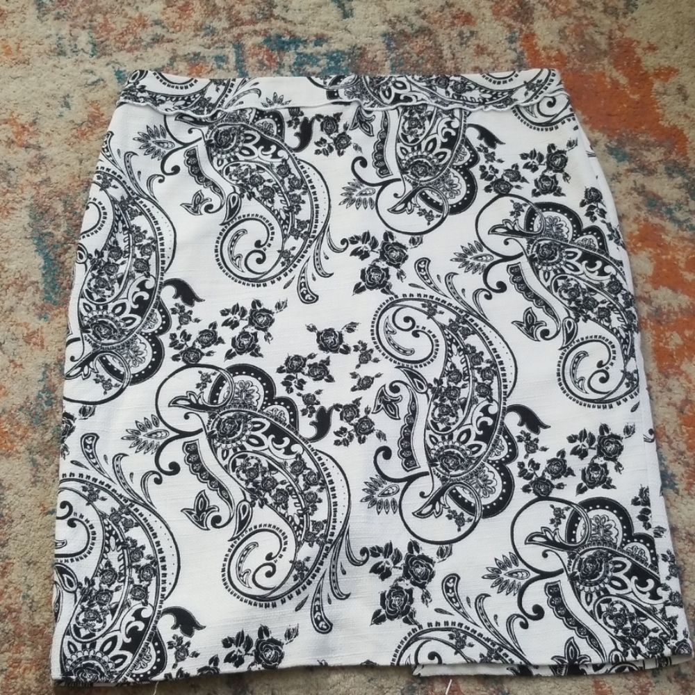 WHBM pencil skirt, white w black paisley print